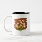 茶色の背景に描かれた牧歌的な花のデザイン ツートーンマグカップ (左)