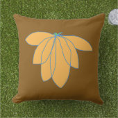 茶色の背景に金色の花模様 アウトドアクッション (芝生)