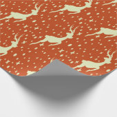 茶色の背景パターン上のトナカイ ラッピングペーパー (角)