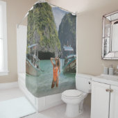 茶色の船の間に体の水上にいる女性 シャワーカーテン (インサイチュ)