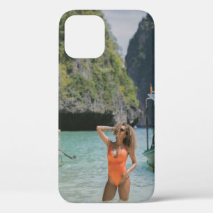茶色の船の間に体の水上にいる女性 iPhone 12ケース