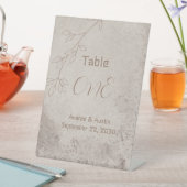 茶色の花柄の背景に茶色のテキスト 台座サイン (インサイチュ)