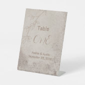 茶色の花柄の背景に茶色のテキスト 台座サイン (正面)