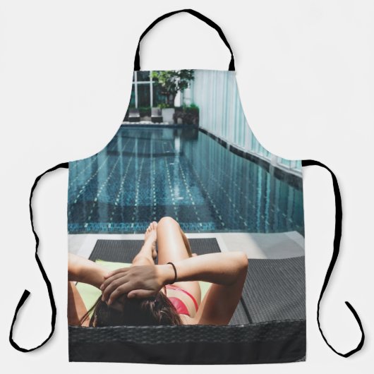 茶色の茶色いラウンジに寝そべっている女性 エプロン (正面)