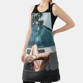 茶色の茶色いラウンジに寝そべっている女性 エプロン (インサイチュ)