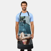 茶色の茶色いラウンジに寝そべっている女性 エプロン (着用した状態)