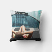 茶色の茶色いラウンジに寝そべっている女性 クッション (裏面)