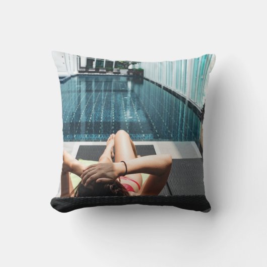 茶色の茶色いラウンジに寝そべっている女性 クッション (正面)