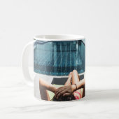 茶色の茶色いラウンジに寝そべっている女性 コーヒーマグカップ (正面左)