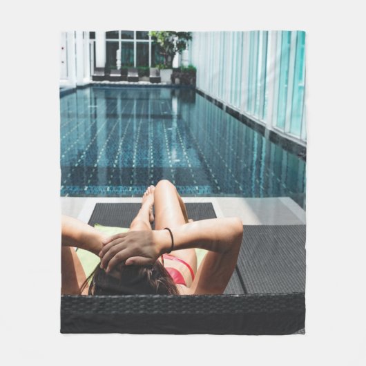 茶色の茶色いラウンジに寝そべっている女性 フリースブランケット (正面)