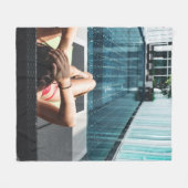 茶色の茶色いラウンジに寝そべっている女性 フリースブランケット (正面(横))