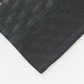 茶色の茶色いラウンジに寝そべっている女性 フリースブランケット (角)