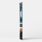 茶色の茶色いラウンジに寝そべっている女性 Case-Mate iPhoneケース (裏面 / 右)