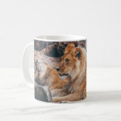 茶色の表面に横たわる獅子と雌獅子 コーヒーマグカップ (正面左)