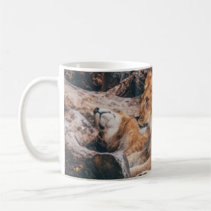 茶色の表面に横たわる獅子と雌獅子 コーヒーマグカップ