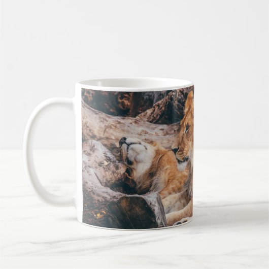 茶色の表面に横たわる獅子と雌獅子 コーヒーマグカップ (左)