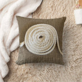 茶色の装飾用クッションとコイル巻きホワイトロープ クッション (ブランケット)