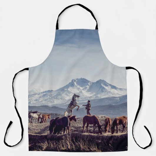 茶色の野原で昼に山を見る馬 エプロン (正面)