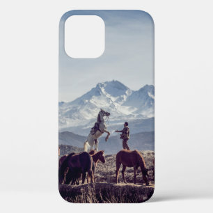 茶色の野原で昼に山を見る馬 iPhone 12ケース