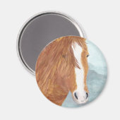 茶色の野生の馬、青い山と湖 - アクリル マグネット (正面/裏面)