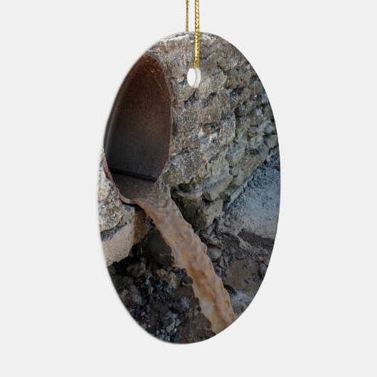 茶色の錆ついた下水管からの汚れた水流 セラミックオーナメント (右)