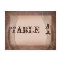 茶色の革のテーブルに置かれたラッキーホースシュー