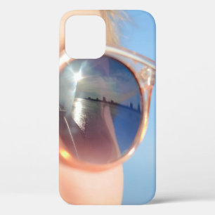 茶色の額縁のサングラスをかぶった女性 iPhone 12ケース