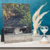 茶色の馬がフェンスをくぐる フォトプラーク (側面)