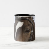 茶色の馬のポートレート ツートーンマグカップ (中央)