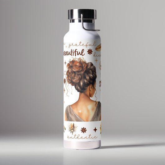 茶色の髪を持つアフリカの女性ボホ肯定 ウォーターボトル