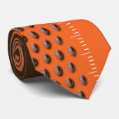 茶色の(オレンジか茶色の)フットボールのファンのタイ ネクタイ (ロール)