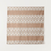 茶色のBurlapテクスチャ上のオフホワイトレース タペストリー (正面(横))