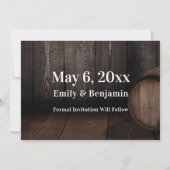 茶色はっきりしたのカジュアル木製のバレル上のタイポグラフィ セーブザデート (裏面)