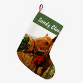 茶色パーソナライズされた馬の赤い弓とヤドリギ スモールクリスマスストッキング (正面 (吊り時))