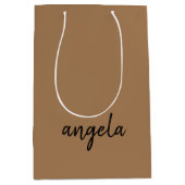 茶色モダンのスタイリッシュ名前をカスタムする ミディアムペーパーバッグ (正面)