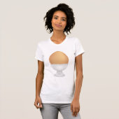 茶色卵の白い卵カップ Tシャツ (正面フル)