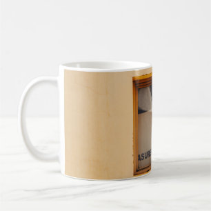茶色木枠ガラス窓 コーヒーマグカップ