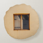 茶色木枠ガラス窓 ラウンドクッション (裏面)