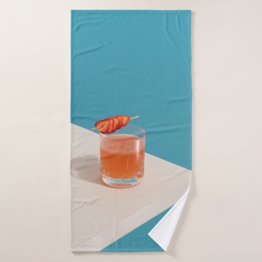 茶色澄んの液体を入れた飲用ガラス バスタオル (バスタオル)