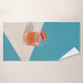 茶色澄んの液体を入れた飲用ガラス バスタオル (バスタオル)