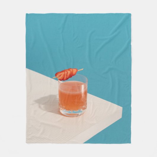 茶色澄んの液体を入れた飲用ガラス フリースブランケット (正面)