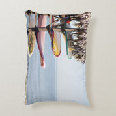 茶色赤と白の木製ラックのサーフボード アクセントクッション (裏面(縦))