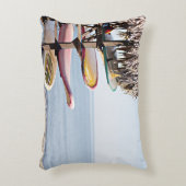 茶色赤と白の木製ラックのサーフボード アクセントクッション (正面(垂直))