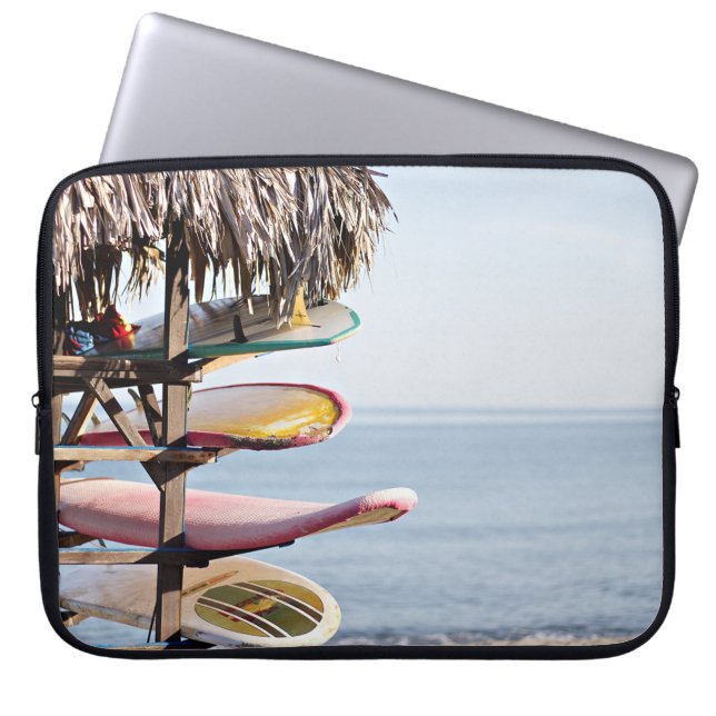 茶色赤と白の木製ラックのサーフボード ラップトップスリーブ (正面)