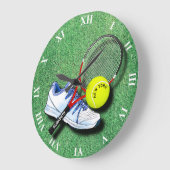草およびあなた自身の文字のテニスシューズの球ラケット ラージ壁時計 (傾斜)