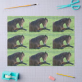 草かわいらしの中に横たわる茶色の馬パターン（の模様が）ある 薄葉紙 (クラフト)