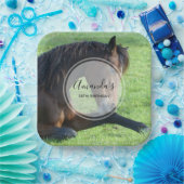 草かわいらしの中に産む茶色の馬誕生日 ペーパープレート (パーティー)