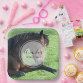 草かわいらしの中に産む茶色の馬誕生日 ペーパープレート (パーティー)