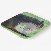 草かわいらしの中に産む茶色の馬誕生日 ペーパープレート (傾斜あり)