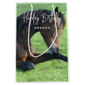 草かわいらしの中に産む茶色の馬誕生日 ミディアムペーパーバッグ (正面)